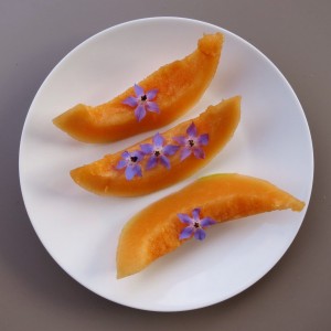 Melon décoré avec des fleurs de bourrache