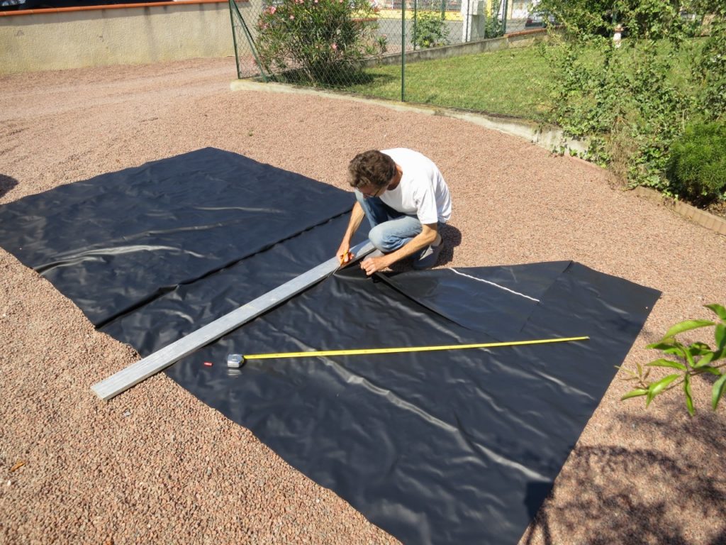 Pour la solidité dans le temps, il faut utiliser de la bâche à bassin, aussi appelée liner (épaisseur 0,5 mm). Son étanchéité doit être parfaite.