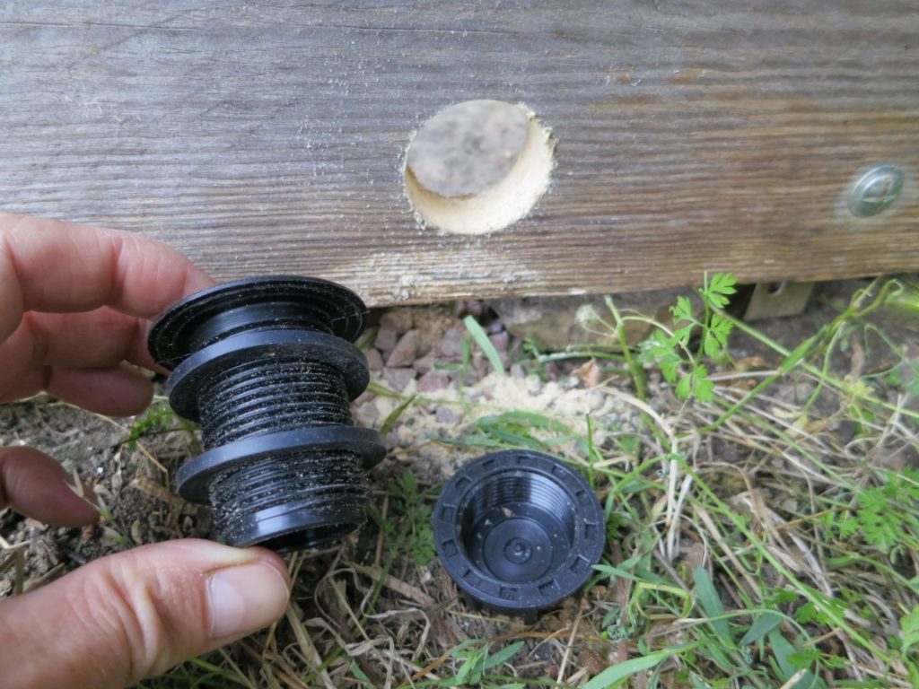 Pour éviter l'eau stagnante en cas de forte pluie et quand l'été sera passé, j'ai mis un bouchon qui permet au trop-plein d'eau de sortir.
