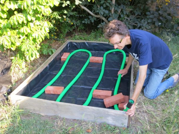 J'ai intégré une réserve d'eau à mon potager en carré • PotagerDurable.com