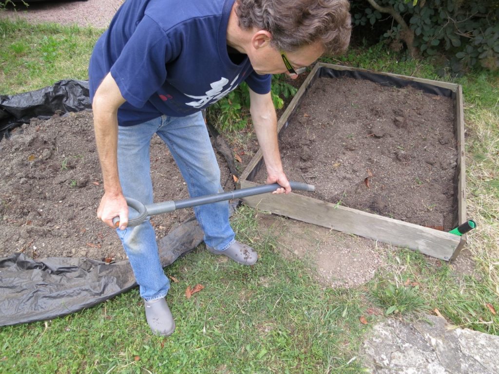 Une fois le drain bien calé, j'ai remis la terre en place.